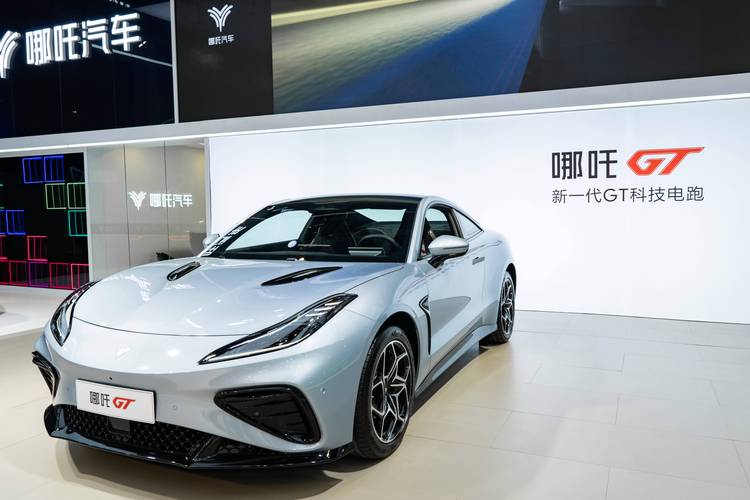 成都315哪吒汽车在智能汽车领域的表现，领途汽车在新能源汽车市场中的影响力